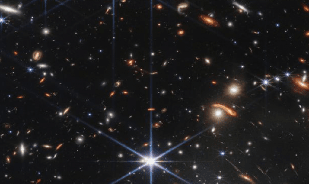 James Webb el telecopio internacional descubrió la presencia de una galaxia que parece estar en dos lugares al mismo tiempo