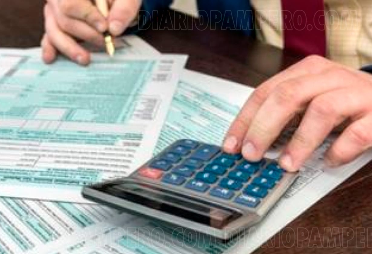 persona calculando impuestos