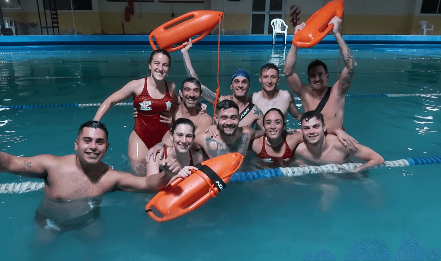 guardavidas en una pileta