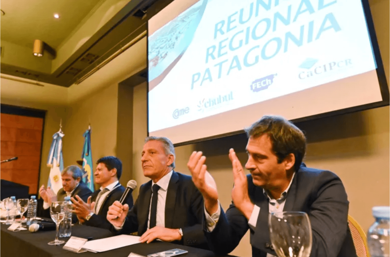 funcionarios reunidos