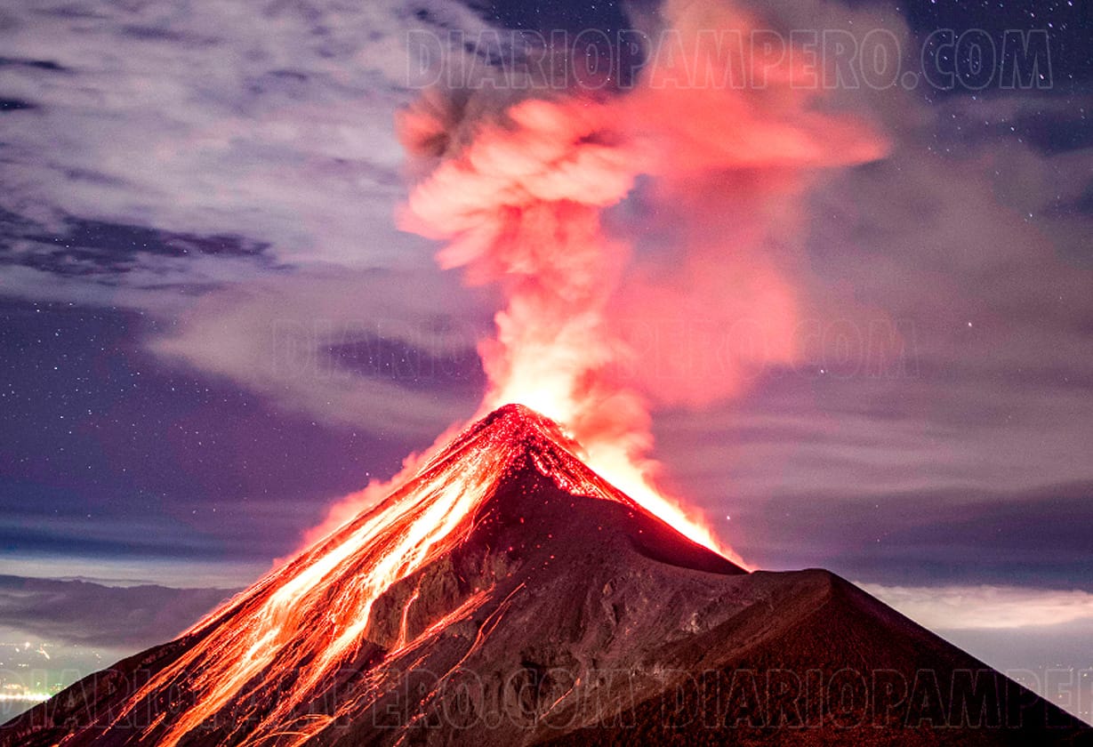 imagen del volcán en erupción