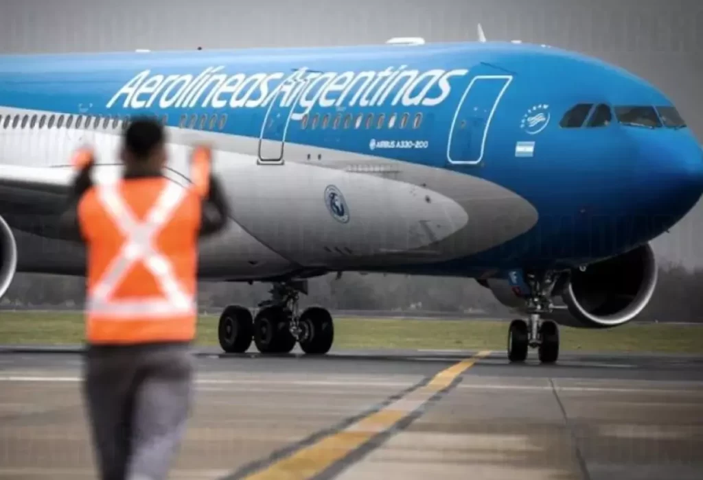 Aerolíneas Argentinas cancela 200 vuelos por el paro general de este jueves