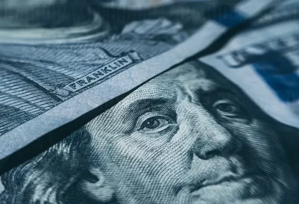 Dólar imparable aumenta 60 pesos en dos días y llega a $1425