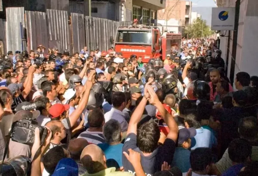 Policías de Catamarca toman la Casa de Gobierno en protesta por mejoras salariales
