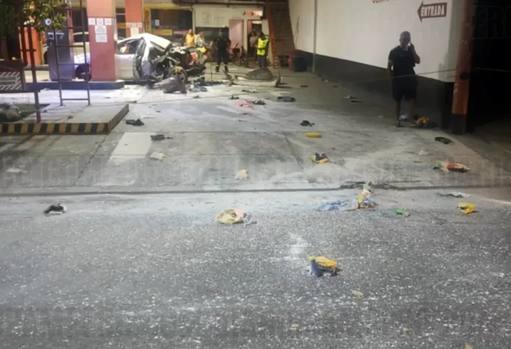 Explota auto con cocaína mientras se cargaba GNC