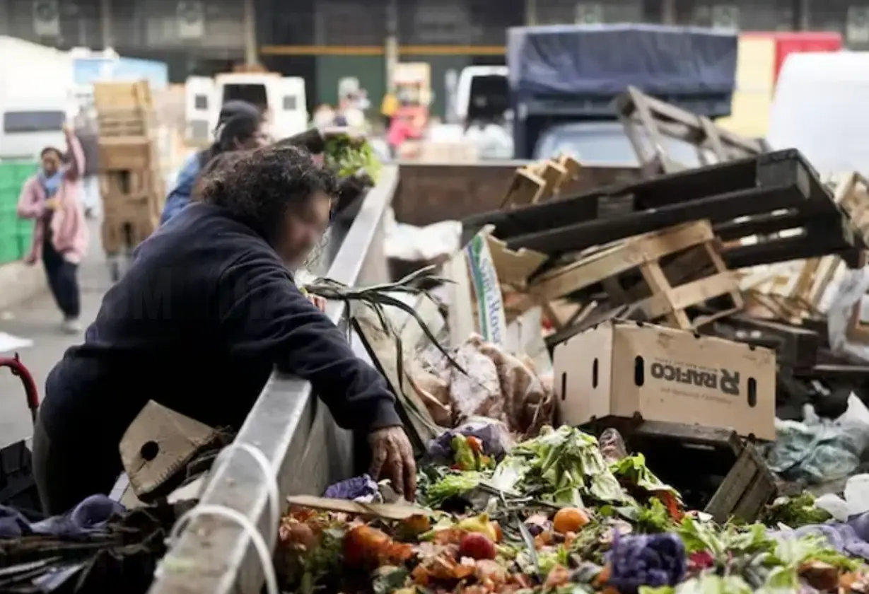 La pobreza en Argentina habría subido al 31% o 32% y entre 1,5 y 2 millones de personas habrían caído bajo la línea de pobreza.