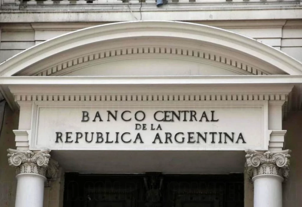 Regulaciones bancarias en Argentina: contradicciones en un gobierno libertario