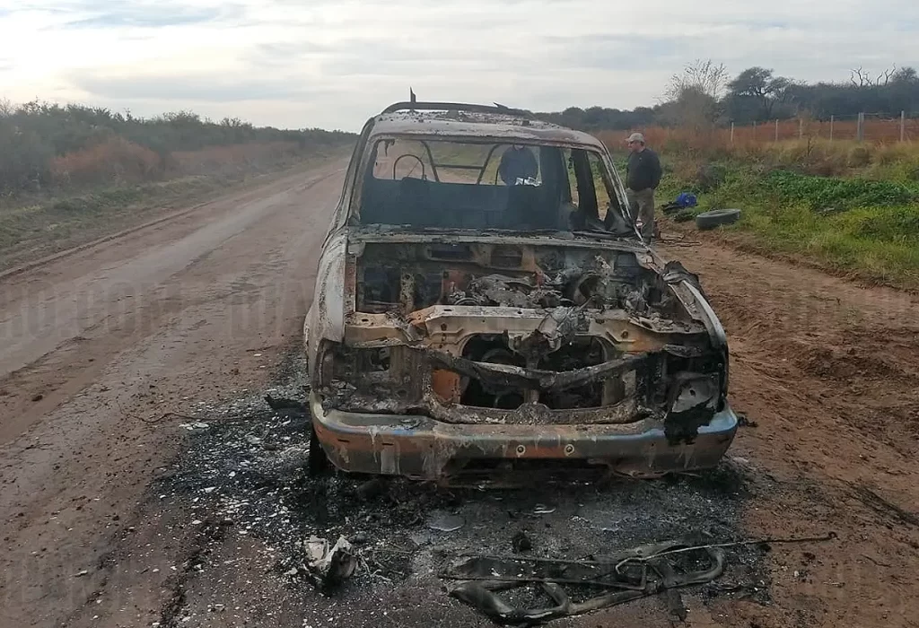 Camioneta se incendia en ruta provincial cerca de Rucanelo