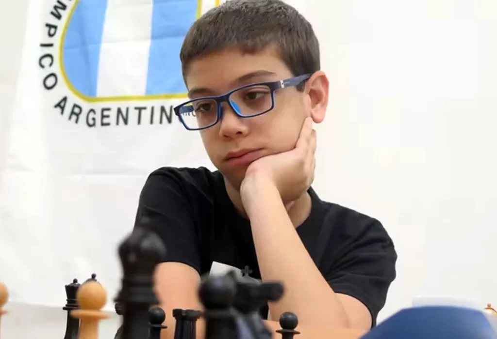 Faustino Oro, el joven prodigio del ajedrez, avanza hacia un récord mundial