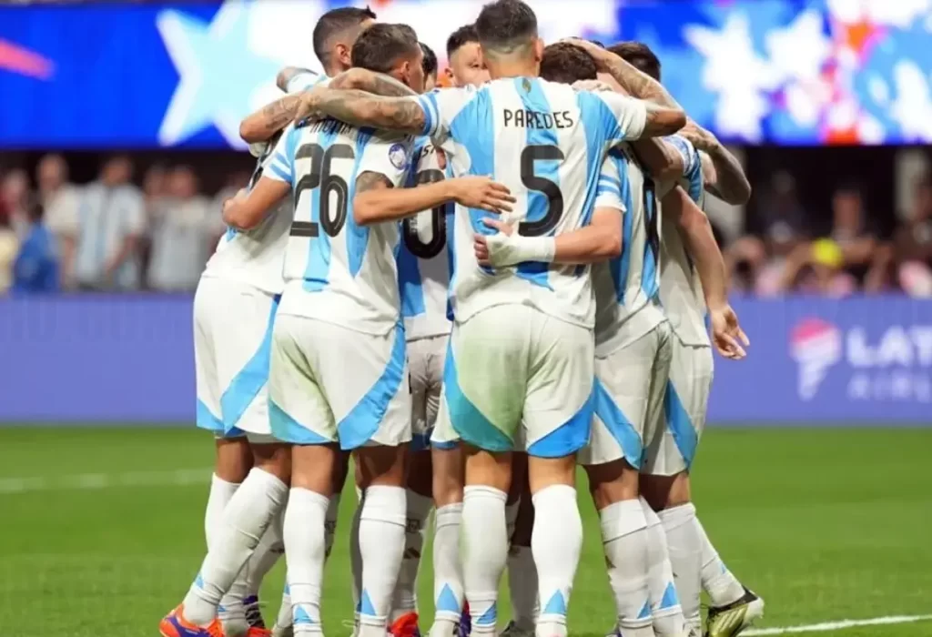 Argentina vence 2-0 a Canadá en su debut en la Copa América