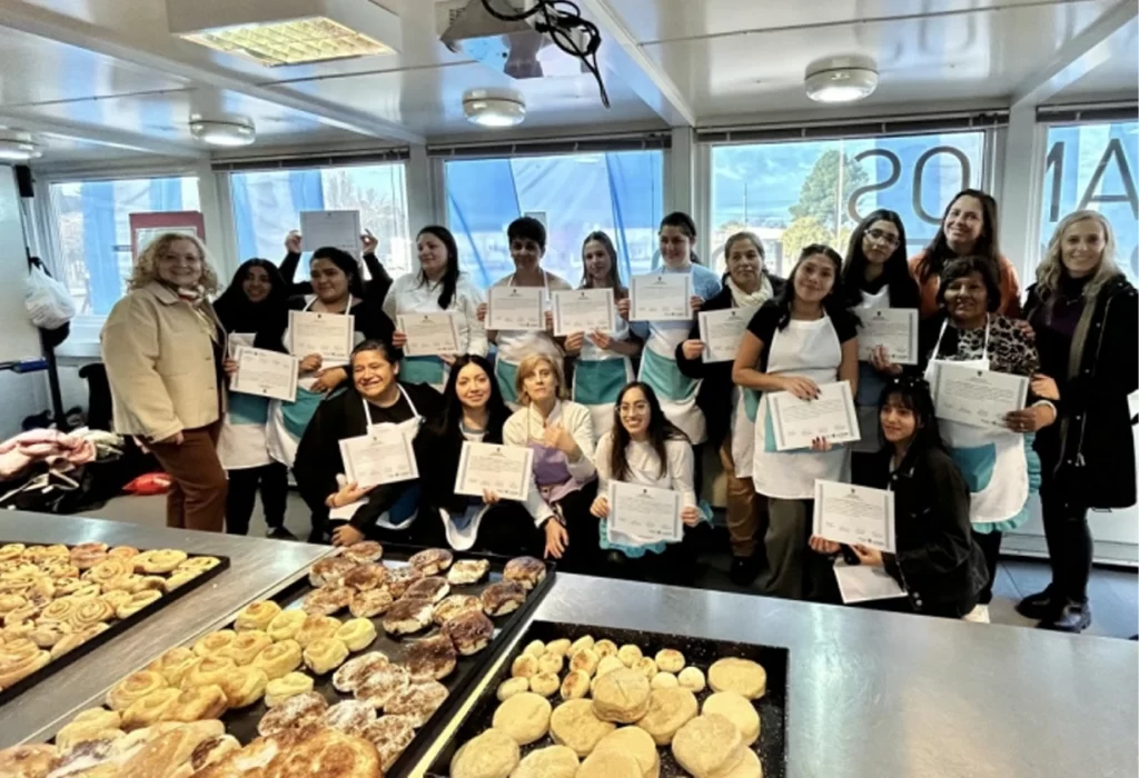 Certifican a participantes del Aula Taller Móvil de Gastronomía