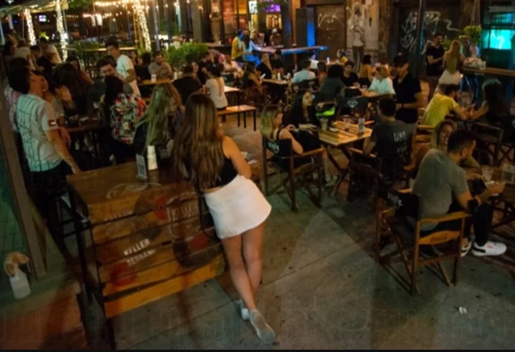 Consumo en bares y restaurantes cae un 8% en abril