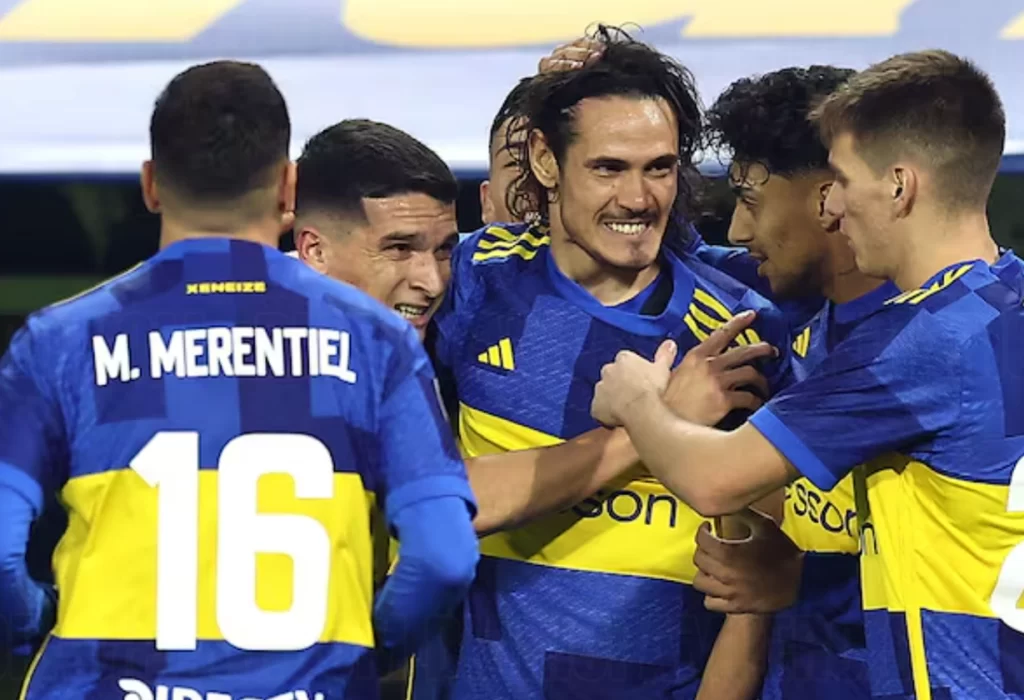 Boca vence a Vélez con gol de Cavani y sale del fondo de la tabla