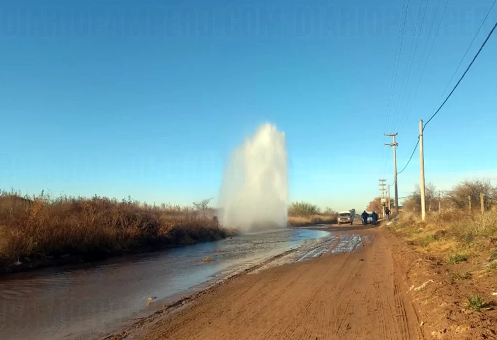 Rotura de Caño del Acueducto del Colorado Provoca Anegamiento en Santa Rosa