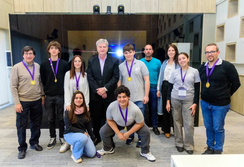 Gobernador Ziliotto Recibe a Jóvenes del Club de Ciencia de Luiggi
