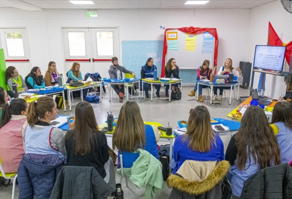 Alta participación de docentes en jornadas institucionales