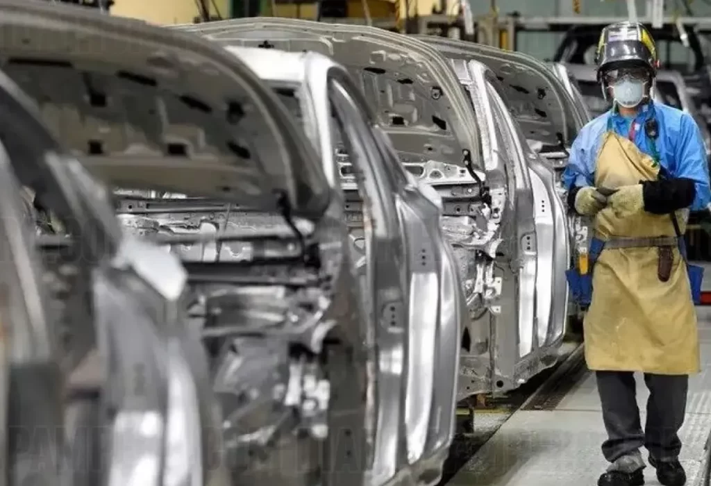 En medio del ajuste, la producción industrial cayó 16,6% en abril