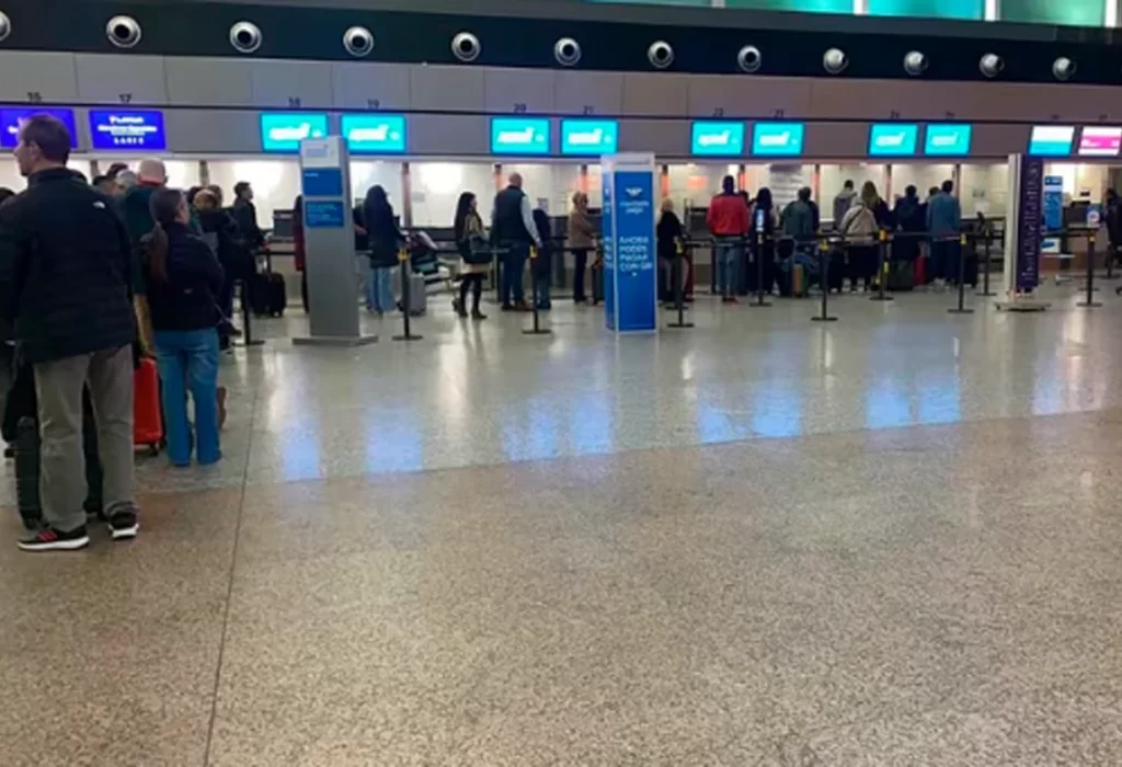 Maleteros en huelga provocan cancelaciones de vuelos en el Aeropuerto de Córdoba