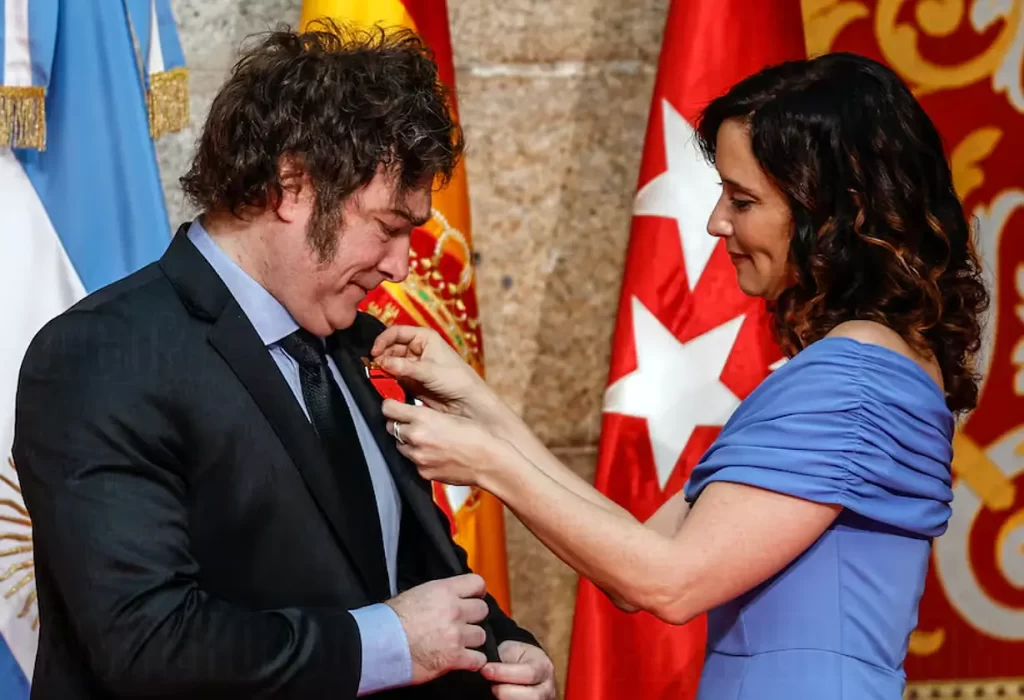 Javier Milei recibe la Medalla Internacional de Madrid otorgada por Díaz Ayuso