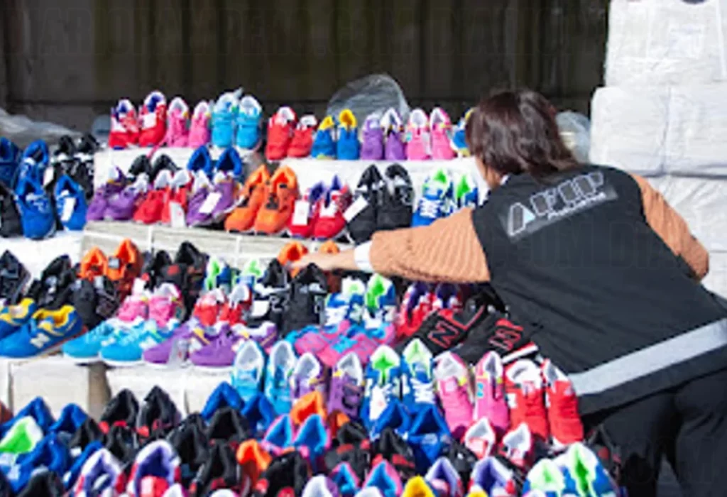 La Aduana entrega zapatillas incautadas para su donación