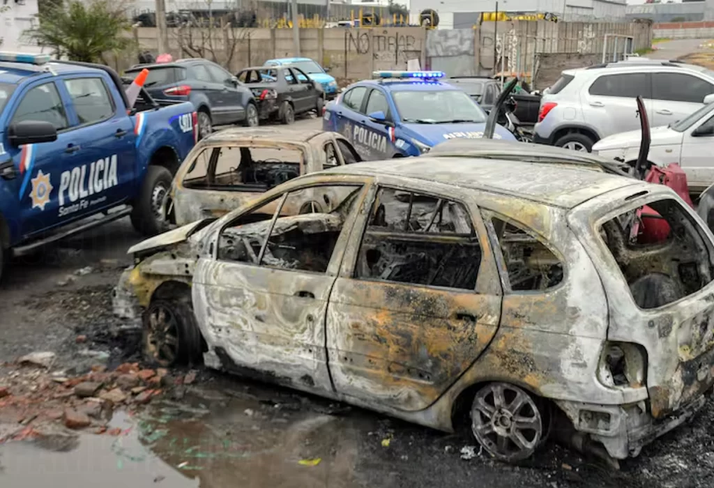 Atacan nuevamente con bombas incendiarias una comisaría en Rosario