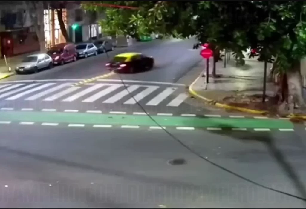 Un taxista alcoholizado chocó en Almagro y perdió una rueda