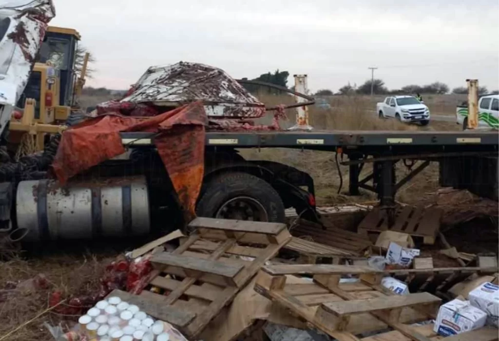 Trágico vuelco de camión cerca de Acha: un muerto