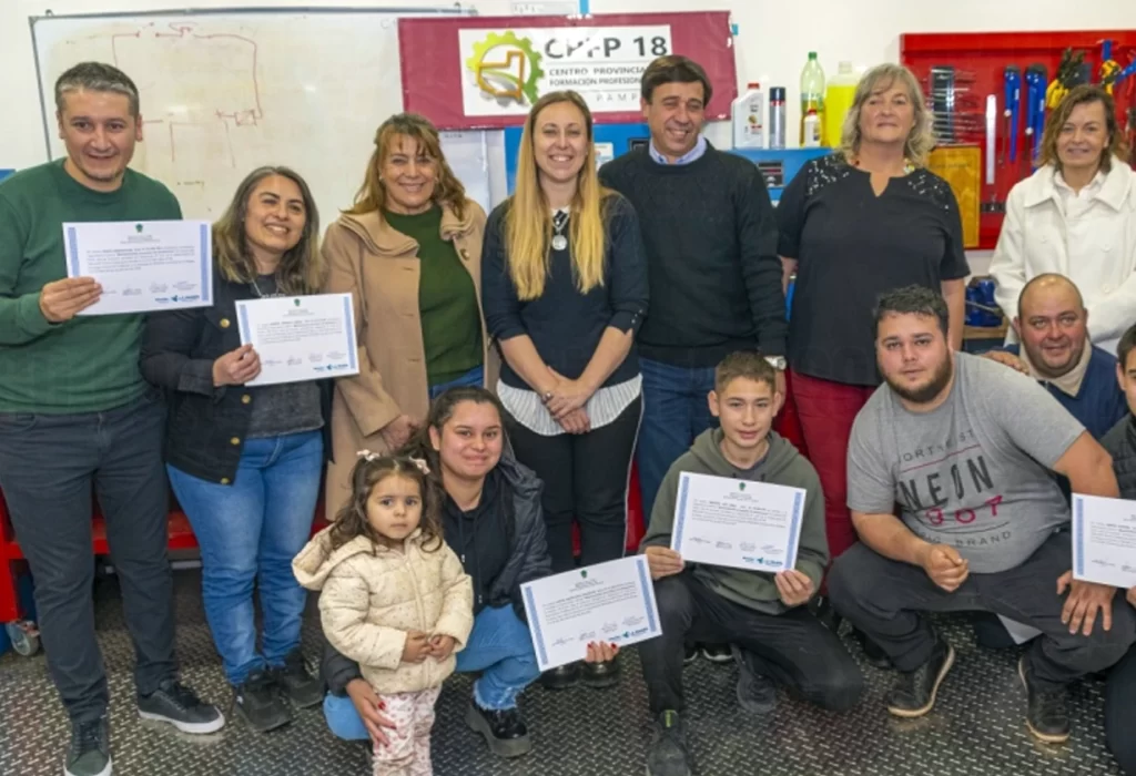 Entrega de Certificados de Capacitaciones Laborales en Winifreda