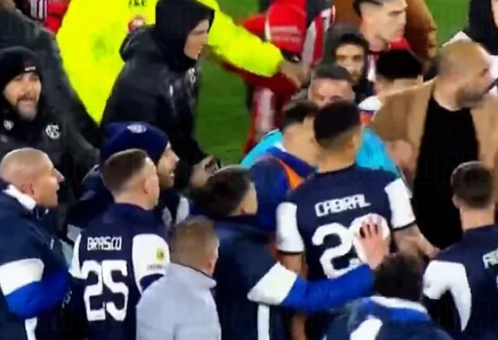 Copa Argentina: El partido entre Gimnasia y Barracas Central terminó en batalla campal