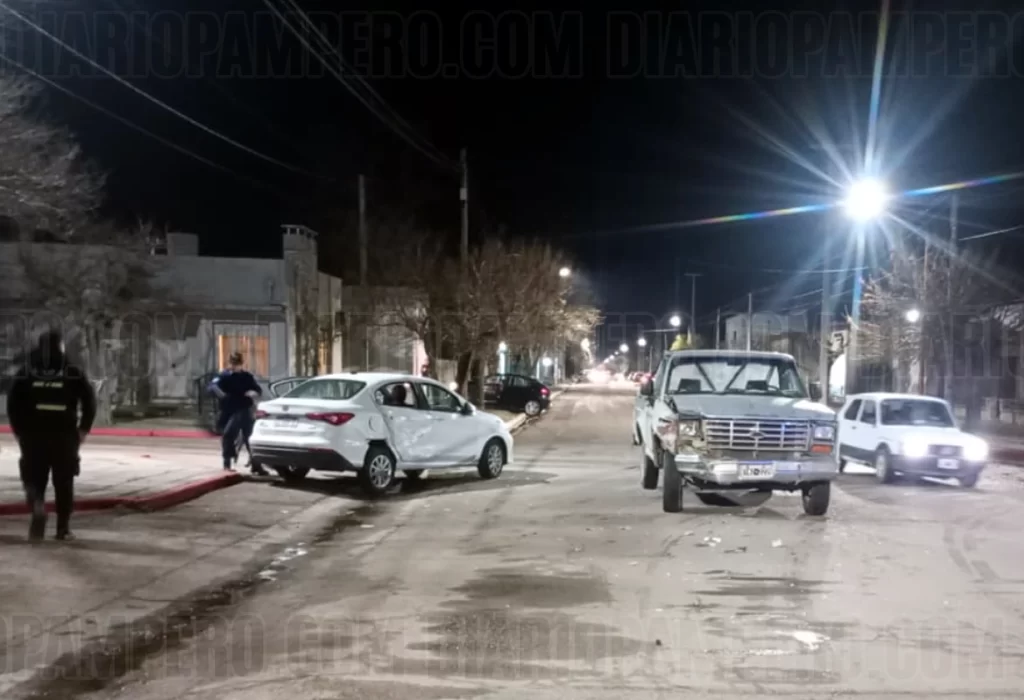 Eduardo Castex: Choque entre Pick Up y un Cronos en pleno centro