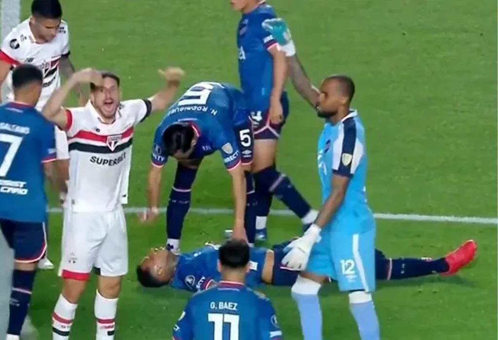 Preocupación por el estado de salud de Juan Izquierdo tras desplomarse en pleno partido