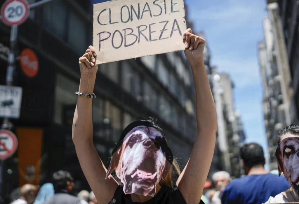 Informe UCA: 54,9% de pobreza y 20,3% de indigencia en Argentina tras medidas de Milei
