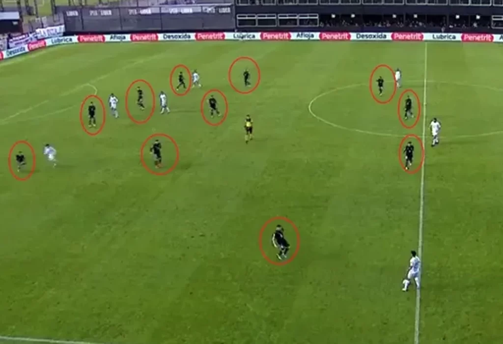 Insólito: Riestra jugó un minuto con 12 jugadores tras un cambio mal ejecutado