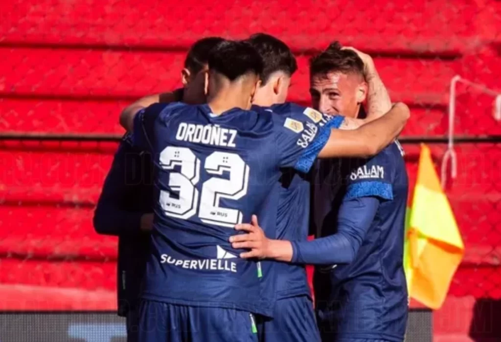 Vélez goleó 5-0 a Barracas Central y se ubicó en la cima del torneo