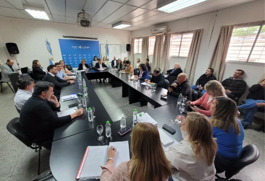El Gobierno y gremios docentes alcanzan importantes acuerdos paritarios en La Pampa