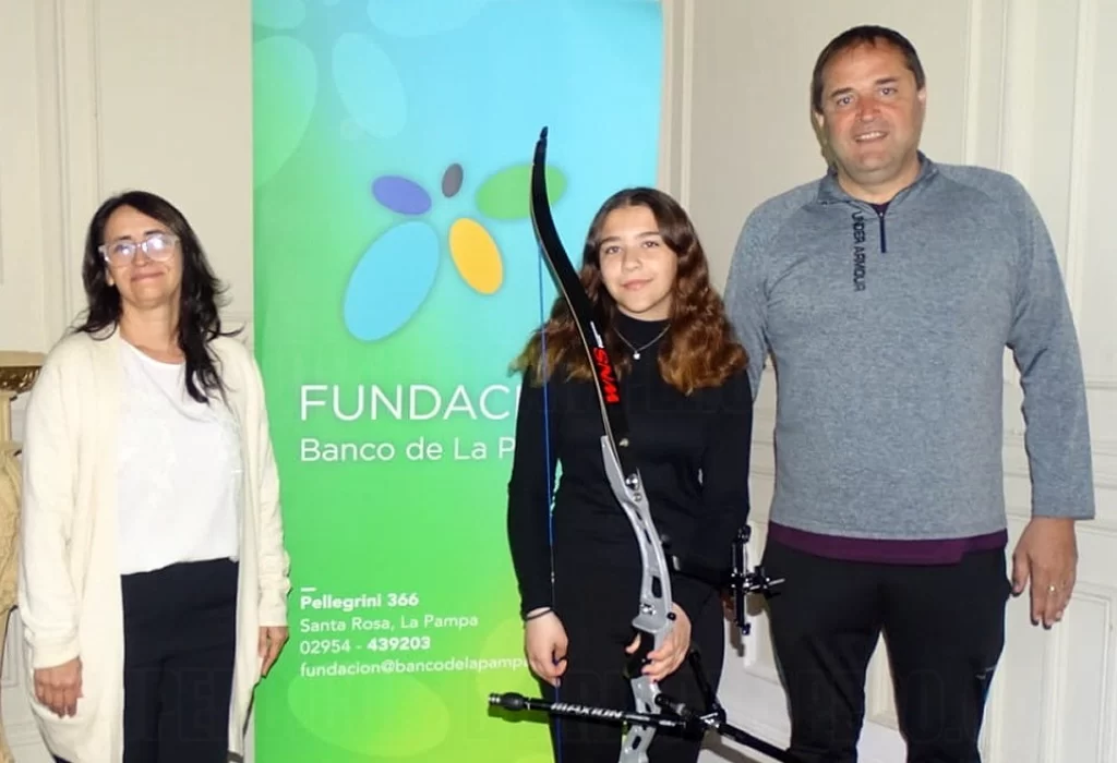LA PAMPA: Lourdes Alves recibe arco olímpico para competir a nivel nacional