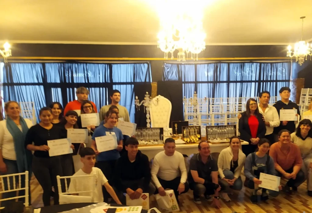 Entregan certificados de capacitación laboral para mozos y camareras en Eduardo Castex