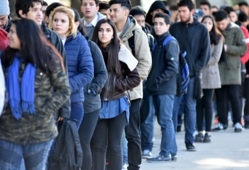 Pérdida de Más de 130.000 Empleos Privados en Seis Meses del Año