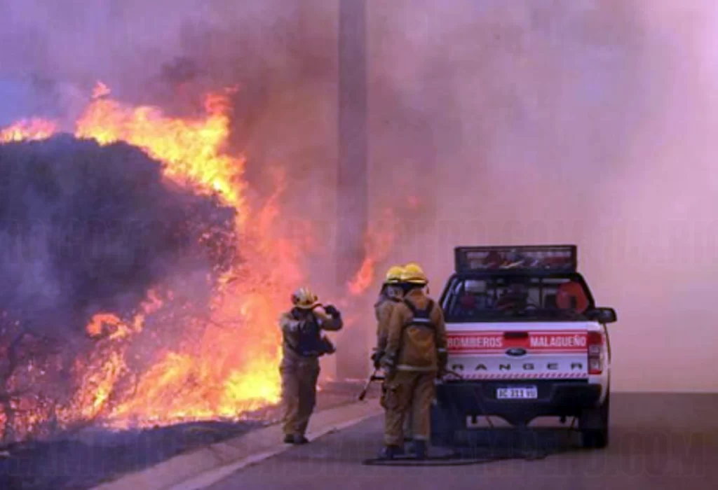 Incendios fuera de control en Córdoba: el fuego corta la autopista hacia Carlos Paz