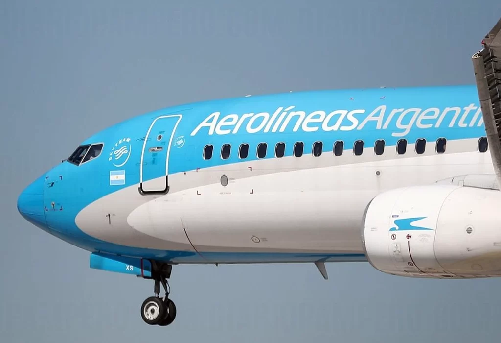 Gobierno presiona a Aerolíneas Argentinas con la privatización en medio de los paros