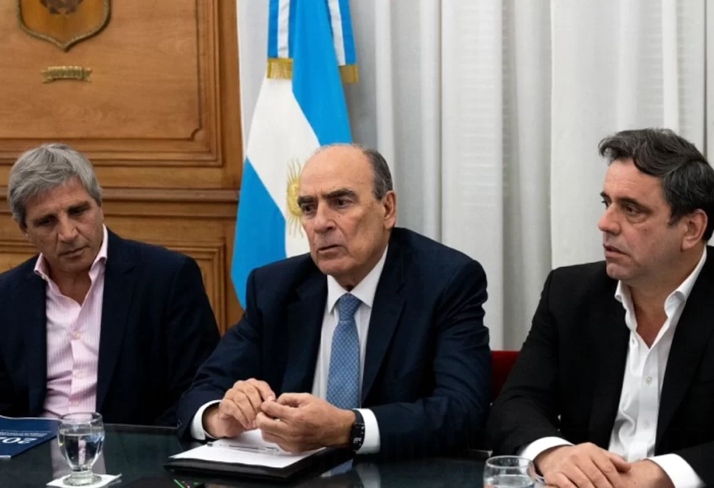 Caputo desautoriza a Milei y afirma que el ajuste de USD 60 mil millones es exagerado