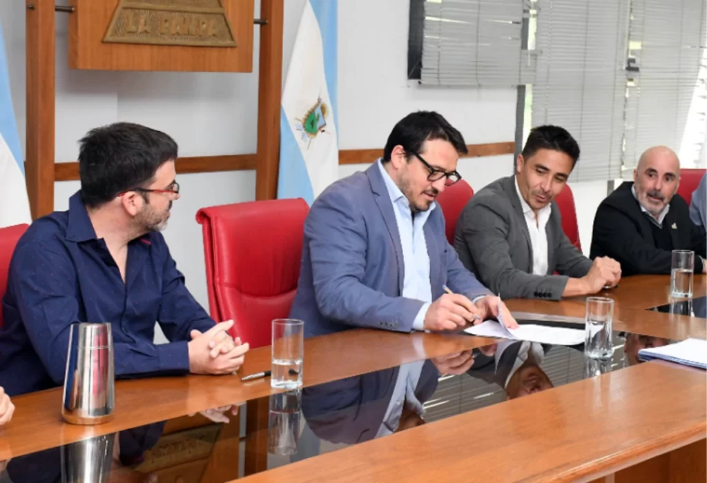 El Gobierno de La Pampa firmó un contrato para obras de prevención de desbordes en el río Colorado