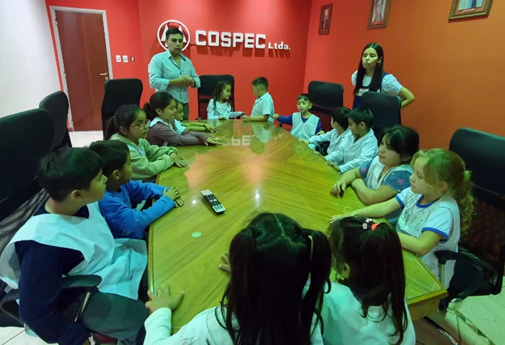 Estudiantes de la Escuela Nº 251 Visitan Cospec Ltda para Aprender sobre Alumbrado Público
