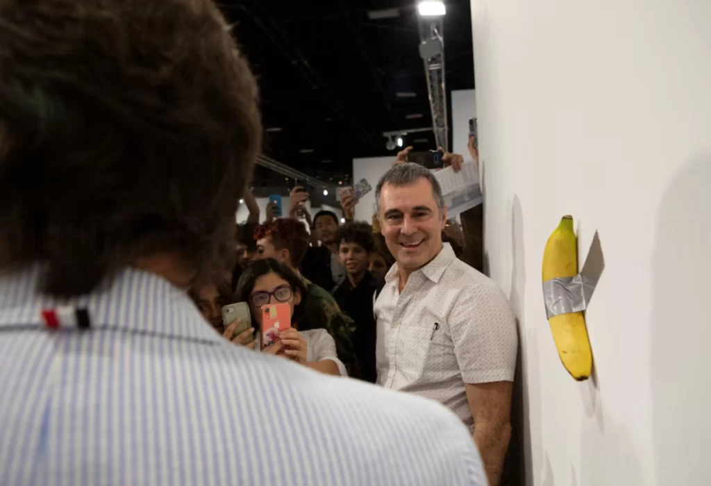 La banana de Cattelan vuelve al mercado: polémica obra “Comedian” será subastada por hasta 1,5 millones de dólares