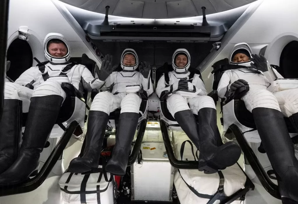 Astronautas regresan a Tierra tras misión de ocho meses en la EEI
