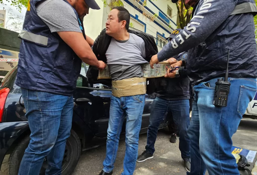 Ciudadanos chinos detenidos con dólares en el cuerpo obtienen fallo favorable para ingresar al blanqueo de activos