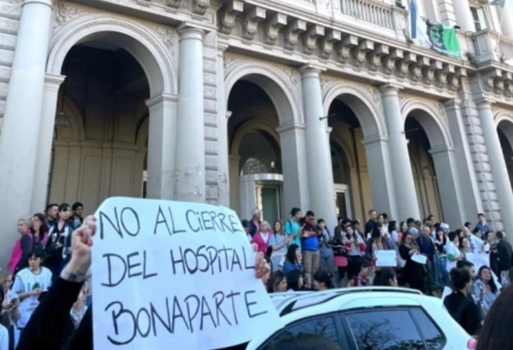 Protestas en el Hospital Bonaparte: Trabajadores realizan vigilia tras anuncio de cierre