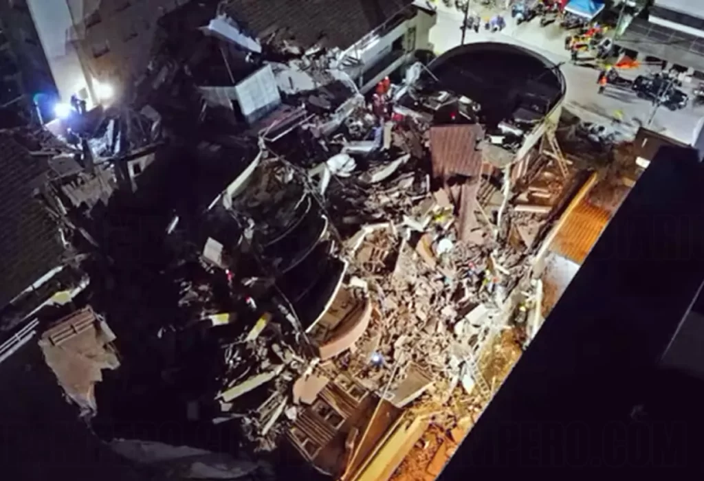 Impactante derrumbe de un edificio turístico en Villa Gesell deja varios atrapados
