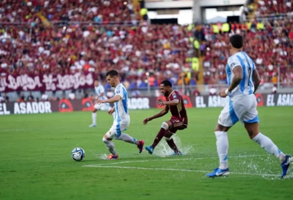Argentina empató 1-1 ante Venezuela en un campo inundado