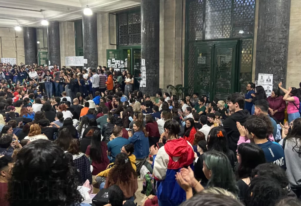 Estudiantes de la UBA Toman Facultades de Derecho, Medicina y Ciencias Exactas